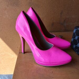 🌺🌼 - Vibrant Hot Pink/Fuchsia  Heel in orig box